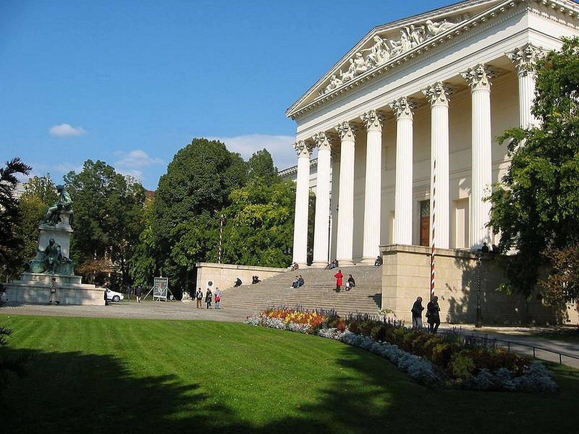 Budapest Museum Central Eksteriør billede